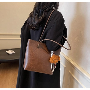 Borsa tote vintage marrone con ciondolo di peluche a spalla per un look da ufficio elegante