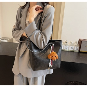 Borsa tote nera retrò in pelle testurizzata con ciondolo a forma di orsetto di peluche