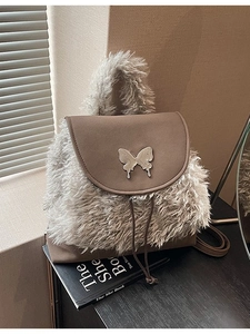 Plüsch-Rucksack aus Kunstpelz mit brauner Lederklappe und silbernem Schmetterling