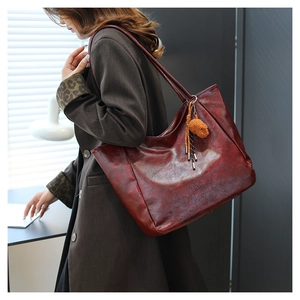 Borsa tote marrone rossastro con logo Tonton e ciondolo di peluche su cappotto