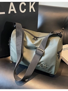 Sac de sport en nylon vert armée avec bandoulière réglable et logo OE brodé détaillé