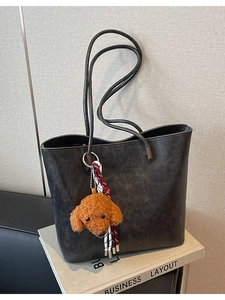 Borsa tote vintage grigio scuro in pelle opaca con ciondolo a forma di orsetto