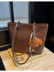 Grande borsa tote marrone scuro vintage con ciondolo a cane in peluche e sciarpa di seta