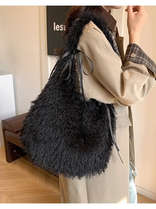 Fashion Large Capacity Plush Tote Bag For Women Winter Soft Faux Fur Shoulder Bag With Satin Ribbon Bowknot Tassel Elegant Bag