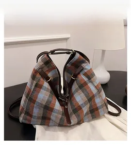 Détails du sac cabas vintage en tweed à carreaux avec finitions en cuir et anneaux