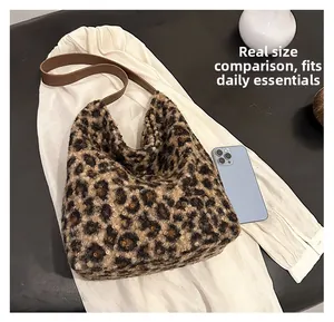 Borsa tote leopardata confronto dimensioni con smartphone su camicia bianca