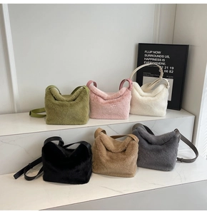 Plüsch-Beuteltaschen-Kollektion in sechs Farben mit glatten Kunstlederriemen