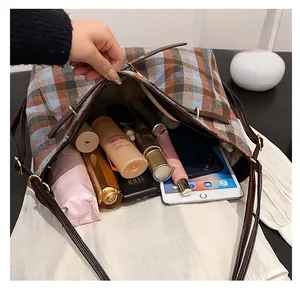 Vue intérieure montrant la grande capacité du cabas à carreaux avec ses accessoires