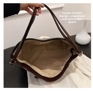 Vue intérieure du grand sac cabas marron foncé avec doublure en tissu crème spacieuse