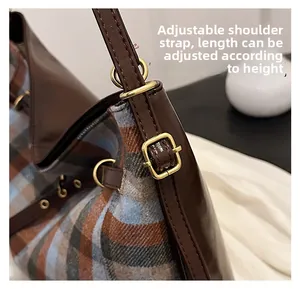 Détail de la bandoulière réglable et du tissu écossais sur ce grand sac cabas