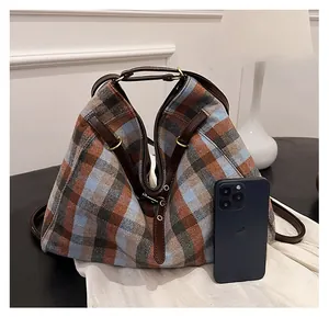 Comparaison détaillée de la taille d'un grand cabas à carreaux et d'un smartphone