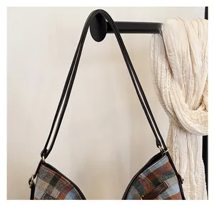 Détail du sac cabas rétro à carreaux avec doubles bandoulières en cuir marron chic