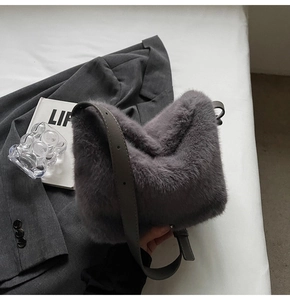 Detail der weichen grauen Pelzimitat-Beuteltasche mit verstellbarem Leder-Schultergurt