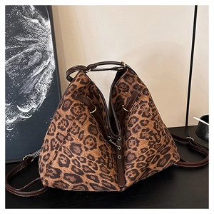Détails du sac cabas à imprimé léopard avec poignées en cuir et finitions en laiton