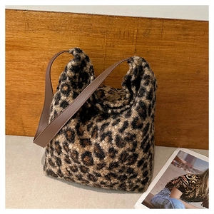 Dettaglio borsa shopper leopardata in pelliccia sintetica con tracolla marrone in pelle