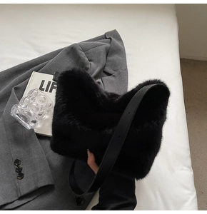 Detailansicht der schwarzen Plüsch-Schultertasche mit Lederriemen für den Herbst