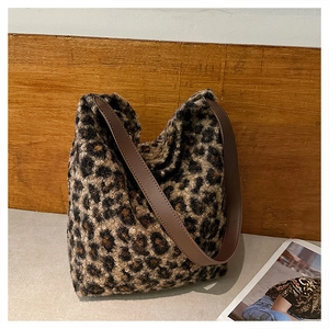 Dettaglio della borsa tote in peluche leopardata con tracolla in pelle marrone