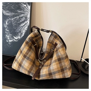 Détail du grand sac cabas à carreaux montrant la texture du tissu et la boucle en cuir