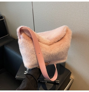 Detailaufnahme der rosa Kunstpelz-Schultertasche mit strukturiertem Lederriemen und weichem Flor