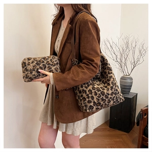 Set coordinato di borsa shopping e pochette in ecopelliccia leopardata autunnale