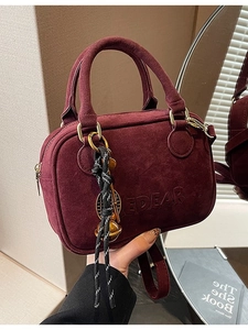 Bolso de ante color burdeos con relieve EDEAR y colgante trenzado elegante