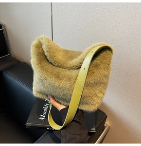 Detailansicht der olivgrünen Plüsch-Beuteltasche mit verstellbarem Leder-Schultergurt