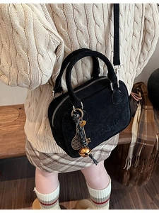 Bolso bandolera retro negro mate con asas dobles y colgantes de metal dorado decorativos