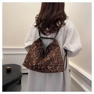 Gros plan sur le sac cabas léopard avec lanières brunes et texture douce