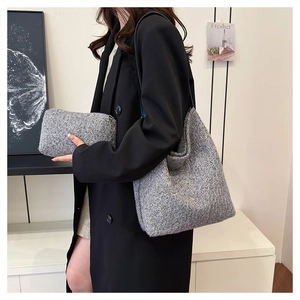Dettaglio del set borsa tote in maglia grigia con pochette coordinata e trama ruvida