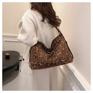 Vue détaillée du grand sac cabas à imprimé léopard avec bandoulière marron réglable