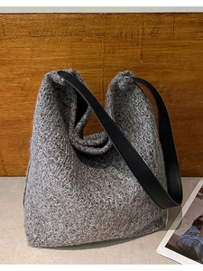 Borsa hobo minimalista in maglia grigia con tracolla in pelle nera per look autunnale