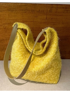 Borsa tote minimalista in peluche giallo brillante con tracolla in pelle liscia marrone