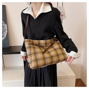 Détail du sac cabas à carreaux classique avec bandoulière en cuir et boucle métallique