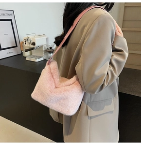 Nahaufnahme der rosa Kunstpelz-Schultertasche am Model, weiche Textur und Lederriemen-Detail