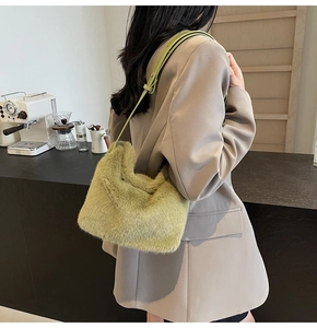 Nahaufnahme der grasgrünen Plüschtasche aus Kunstpelz zum beigen Anzug im Café