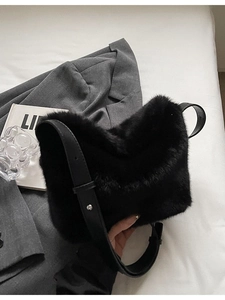 Schicke schwarze Plüsch-Schultertasche aus Kunstpelz mit verstellbarem Lederriemen