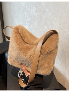 Braune Kunstpelz Beuteltasche mit verstellbarem Lederriemen für schicken Winter-Pendelverkehr