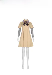 Detail des M3GAN Cosplay Kostüms mit beige Kleid gestreifter Schleife und langen Ärmeln