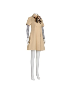 Details des M3GAN Cosplay Kostüms mit khakifarbenem Kleid und gestreiften Ärmeln