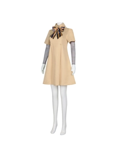 Detail des M3GAN Cosplay Kostüms mit khakifarbenem Kleid, gestreifter Schleife und Ärmeln