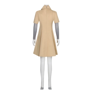 Rückansicht von M3GAN Cosplay Kostüm mit khakifarbenem A-Linien-Kleid und Streifenhemd