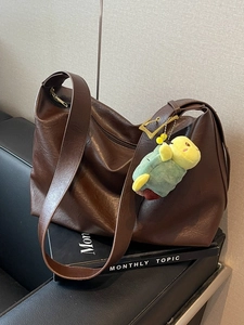 Women Large Capacity PU Leather Tote Bag Fashion Pleated Shoulder Bag With Plush Charm Casual Crossbody Hobo Bag Commuter