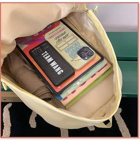 Εσωτερική όψη του κίτρινου σακιδίου που δείχνει χώρο για tablet και αξεσουάρ