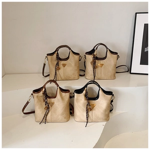 Série détaillée de sacs seaux rétro en cuir vintage avec logo triangle métallique