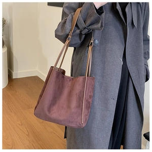 Vue détaillée du sac cabas en cuir PU marron mat avec fines bretelles réglables