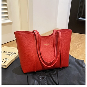 Primer plano de bolso tote rojo en cuero granulado de alta calidad con logo