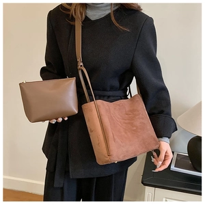 Sac seau en daim marron avec pochette assortie porté par un mannequin pour taille