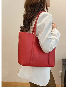 Bolso tote grande de cuero rojo con textura granulada y herrajes dorados para mujer