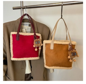 Détails des finitions en laine d'agneau sur les sacs cabas avec charms alpaga