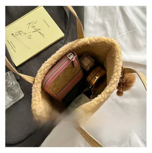 Vue de dessus du sac seau en peluche montrant l'intérieur spacieux et les bords en cuir